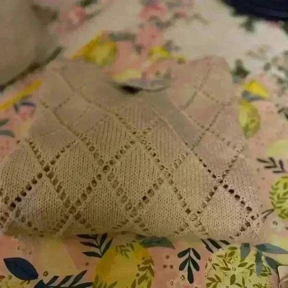 Ladies Ecru solid colored sweater sz L triangle pattern, - Picture 6 of 6